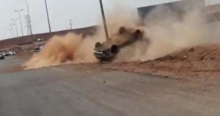 بالفيديو.. انقلاب سيارة مفحط بعد اصطدامه بعمود إنارة بعرعر