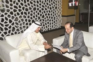 دنادر العوضي متحدثا للزميل عبدالكريم العبدالله
