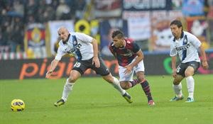 كامبياسو محاولا الوصول للكرة قبل لاعب بولونيا افپ