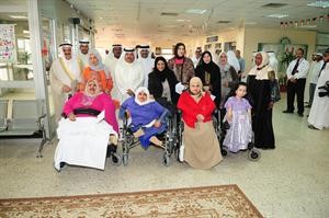 وكيل الشؤون محمد الكندري وعدد من قياديي الوزارة خلال زيارتهم لاحدى دور الرعاية يوم العيد﻿