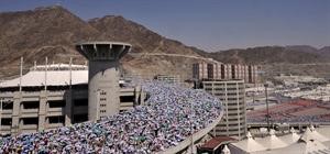 عشرات الالاف من الحجاج ينفرون من احد الجسور المؤدية الى الجمرات بعد رمي اليوم الاخير افپ