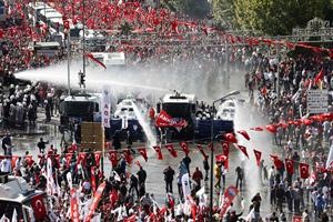 الشرطة تستخدم المياه لتفريق المتظاهرين في انقرة 	رويترز﻿