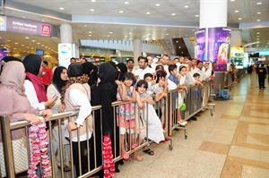حشود المستقبلين من كل الاعمار﻿