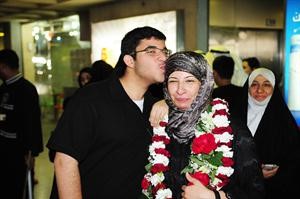 قبلة على راس الوالدة﻿
