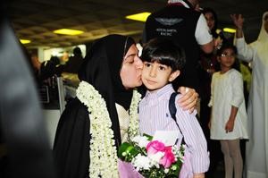 الاطفال استقبلوا ذويهم بالورود﻿