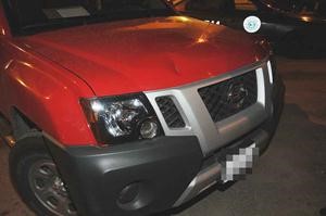 اثار الرشق بالحجارة تبدو على مركبة الاطفاء﻿