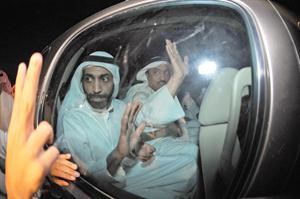 النائب السابق مسلم البراك يرافقه النائب السابق دعبيد الوسمي في سيارة الامن ﻿
