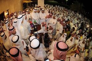 تجمع في ديوان مسلم البراك اثناء المؤتمر الصحافي	هاني الشمري﻿