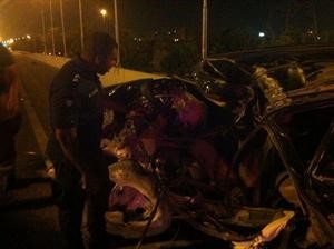 احد رجال الاطفاء يعاين الحادث