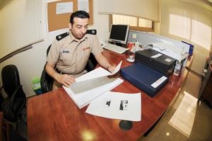 الرائد احمد الهاجري يدقق في كشوف الناخبين﻿