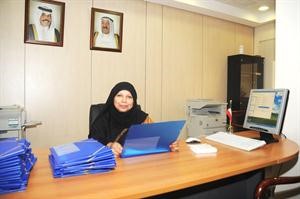 احدى الموظفات تجهز الملفات﻿