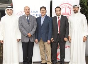 من اليسار الى اليمين صلاح الزعابي بنك الخليج، مسعود وهبة مسعود مجموعة الساير وصبحي فرج وطارق رجب وعبدالله الطاهر بنك الخليج خلال العشاء
