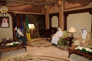 سمو نائب الامير ولي العهد الشيخ نواف الاحمد مستقبلا دطارق الحبيب والشيخ فيصل الحمود
