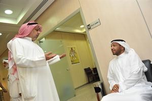فيصل الدويسان متحدثا مع علي مراد﻿
