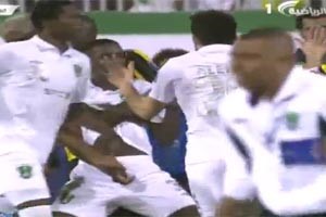 شاهد بالفيديو الاشتباك العنيف بين إبراهيم هزازي ومنصور الحربي بنهاية مباراة الأهلي والاتحاد