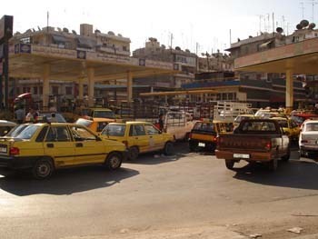 5 أزمات تعتصر السوريين.. فقدان الأمان وارتفاع الأسعار والكهرباء والبنزين والغاز