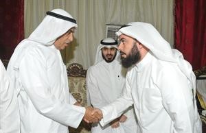 مصافحة بين احمد السعدون ود جمعان الحربش ويبدو اسامة المناور