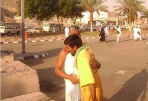 عامل نظافة في مكة يتحول إلى مليونير في مشهد مهيب!