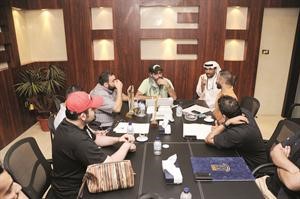 نجوم «مندلي» في ديوانية «الأنباء»: عملنا بروح الفريق الواحد ولم نكن نتوقع الحصول على جائزة «أفضل عرض متكامل»