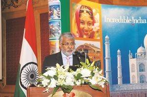 السفير الهندي ساتيش ميهتا متحدثا خلال الحفل
﻿