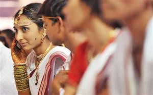بلدة هندية تمنع الفتيات من استخدام الهواتف الخلوية
