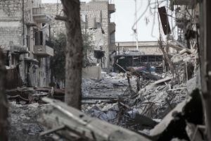 جانب من الدمار الذي خلفه قصف منطقة كرم الجبل في حلب امس الاول اپ