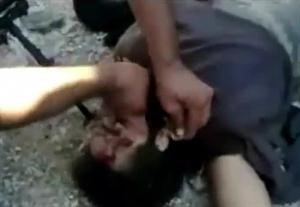 صورة عن فيديو من جوال احد الجنود النظاميين يصور قطع زملائه لاذن معارض 	افپ﻿