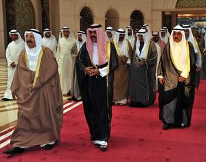 صاحب السمو الامير الشيخ صباح الاحمد لدى عودته الى البلاد وفي استقباله سمو ولي العهد الشيخ نواف الاحمد والشيخ فيصل السعود وسمو الشيخ ناصر المحمد وسمو رئيس الوزراء الشيخ جابر المبارك 