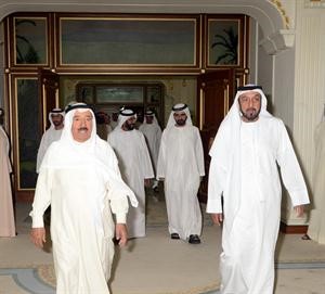 صاحب السمو الشيخ خليفة بن زايد في استقبال صاحب السمو الامير ويبدو صاحب السمو الشيخ محمد بن راشد ال مكتوم