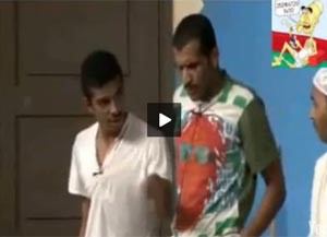 بالفيديو.. ابن الممثل طارق العلي يحرج والده في مسرحية "طرطنقي"
