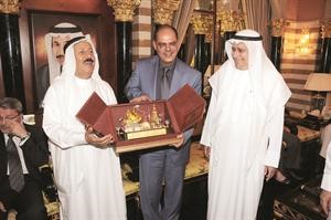 درع تذكارية يقدمها جواد بوخمسين لمؤيد اللامي بحضور الزميل احمد بهبهاني