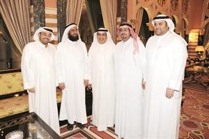 عبدالرحمن العليان وجاسم كمال وراشد الرويشد ود وائل الحساوي مع رئيس التحرير الزميل يوسف خالد المرزوق