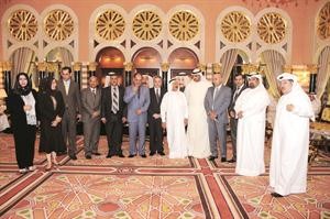 وزير الاعلام الشيخ محمد العبدالله وجواد بوخمسين وعماد بوخمسينفي لقطة تذكارية مع الوفد الاعلامي العراقي