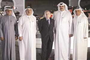 عماد بوخمسين والشيخ عازمي النايف خلال استقبال جون تود