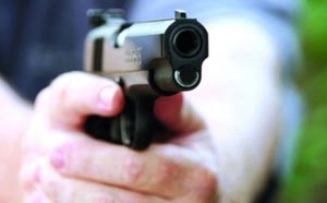 التحفظ على متعاطٍ تحت الحراسة في مستشفى الجهراء بعد انقلاب دورية سرقها تحت تهديد السلاح