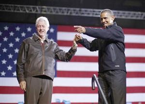 ﻿اوباما وكلينتون خلال تجمع انتخابي﻿