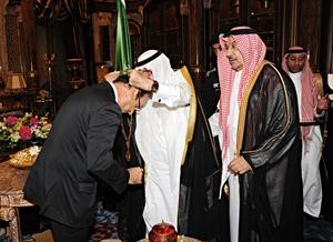 خادم الحرمين الشريفين الملك عبدالله بن عبدالعزيز يقلد الرئيس الفرنسي فرانسوا هولاند قلادة الملك عبدالعزيز امسافپ