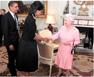 ديلا رنتا انتقد ارتداء ميشال اوباما سترة خفيفة للقاء ملكة بريطانيا