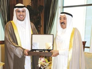 صاحب السمو الامير يتسلم مسكوكتين مذهبة وفضية من اصدار البنك المركزي من دمحمد الهاشل﻿