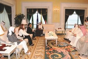 سمو ولي العهد الشيخ نواف الاحمد مستقبلا الشيخة فريحة الاحمد واعضاء جمعية الاسرة المثالية﻿
