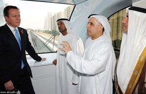 كاميرون يشيد بالاقتصاد الإماراتي ويستخدم مترو دبي للتنقّل