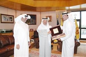 سمو الشيخ جابر المبارك يتسلم درعا من الفضلي بحضور عبدالعزيز المرزوق
