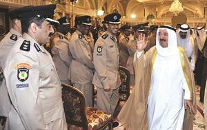صاحب السمو الامير يحيي الحضور من قادة وضباط الجيش والشرطة