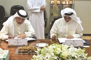السعد والمشعان خلال توقيع الاتفاقية﻿