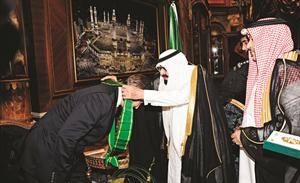 خادم الحرمين الملك عبدالله بن عبدالعزيز مقلدا رئيس الوزراء البريطاني ديفيد كاميرون وشاح الملك عبدالعزيزرويترز﻿