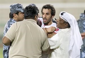 خالد الشريدة يحاول تهدئة فهد عوض في المشاجرة التي حدثت بعد مباراة العربي والكويت	الازرقكوم﻿