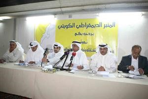 عبدالله النيباري ومشاري العصيمي وعبدالله الرومي خلال الندوة