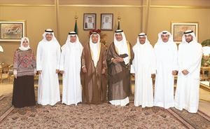 سمو رئيس الوزراء الشيخ جابر المبارك خلال لقائه رئيس واعضاء مجلس ادارة اتحاد الصناعات الكويتية﻿