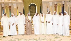 صاحب السمو الامير الشيخ صباح الاحمد مستقبلا رئيس واعضاء اتحاد عمال البترول بحضور سمو ولي العهد الشيخ نواف الاحمد