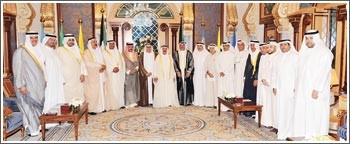 صاحب السمو الامير الشيخ صباح الاحمد متوسطا رؤساء تحرير الصحف المحلية بحضور وكيل الاعلام الشيخ سلمان الحمود ورئيس مجلس ادارة كونا الشيخ مبارك الدعيج ورئيس جمعية الصحافيين الزميل احمد بهبهاني